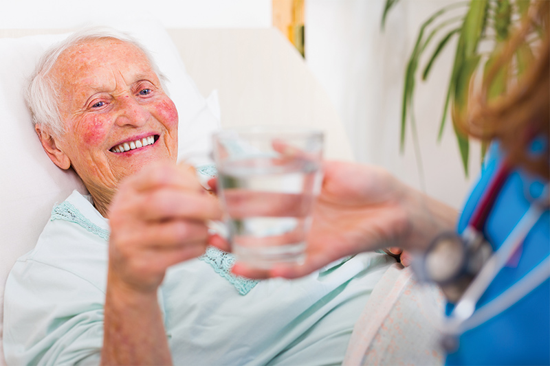 Бабушке стало лучше выпив лекарство. Фото пациент пьет. Довольный пенсионер пьет воду. Пожилая женщина пьет таблетку. Пациент пьет таблетки.